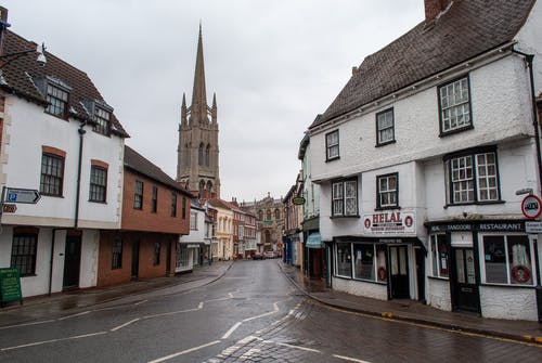 公路旁的棕色和白色混凝土建筑 · 免费素材图片