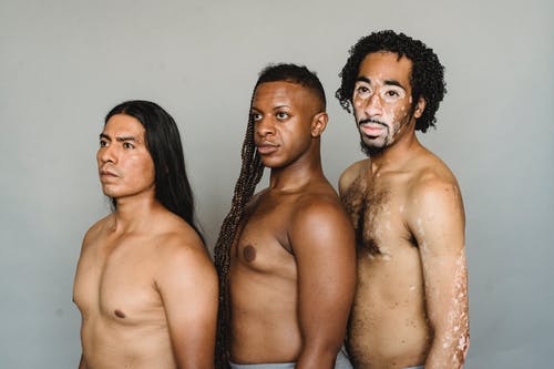 在工作室里赤裸躯干的多种族男人 · 免费素材图片