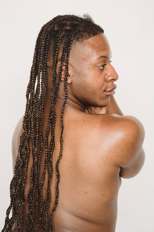 雌雄同体赤裸上身的黑人在工作室 · 免费素材图片