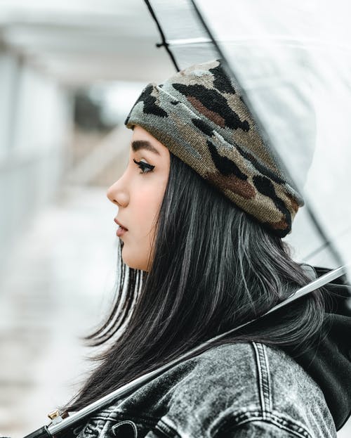 女人穿着迷彩豆豆的照片 · 免费素材图片