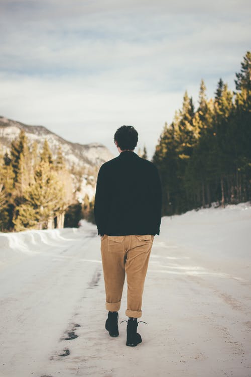 在积雪覆盖的地面上行走的人的照片 · 免费素材图片