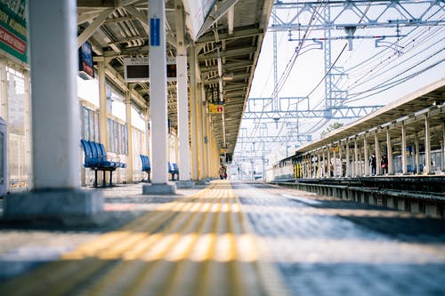 火车站的白合金哨所 · 免费素材图片