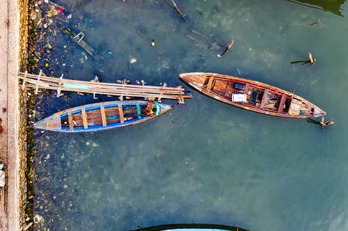 两个蓝色和棕色的独木舟 · 免费素材图片