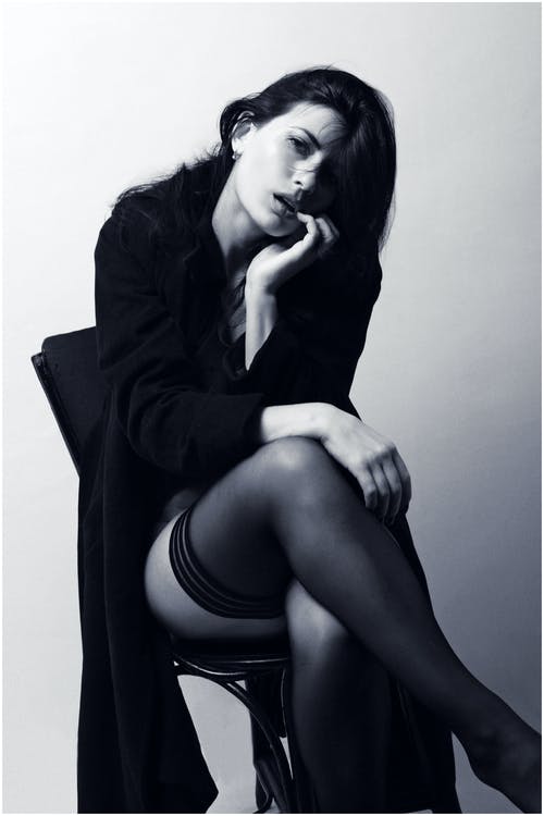黑色西装外套坐在黑色的椅子上的女人 · 免费素材图片
