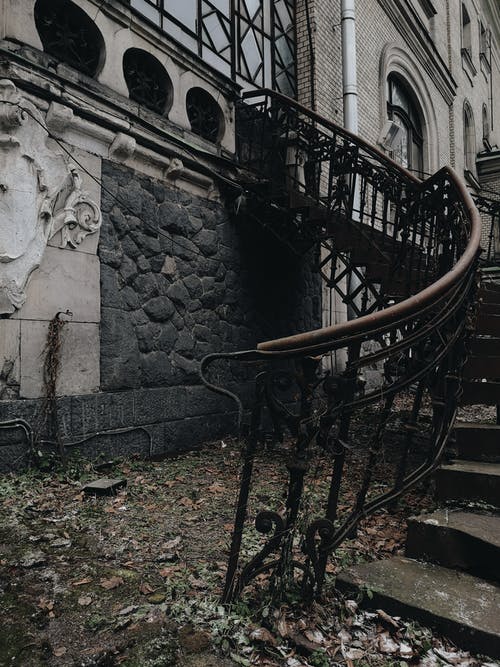 被遗弃的楼梯的照片 · 免费素材图片