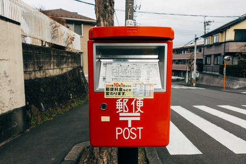 红色和白色邮箱 · 免费素材图片