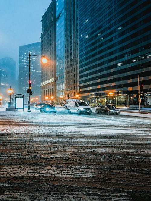 夜间有雪的道路上的汽车 · 免费素材图片