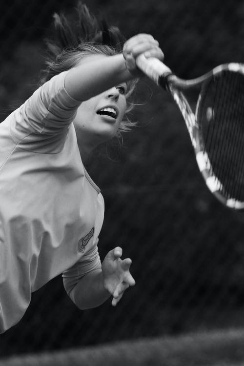 女人打网球的灰度照片 · 免费素材图片