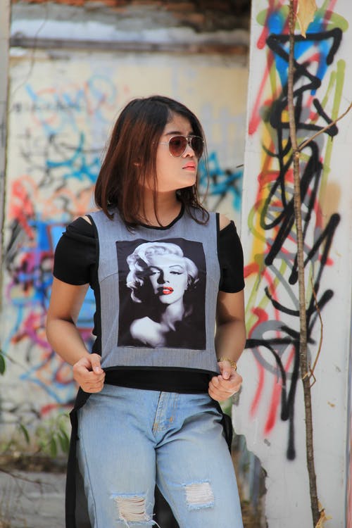 有关咖啡色头发的女人, 涂鸦, 墨镜的免费素材图片