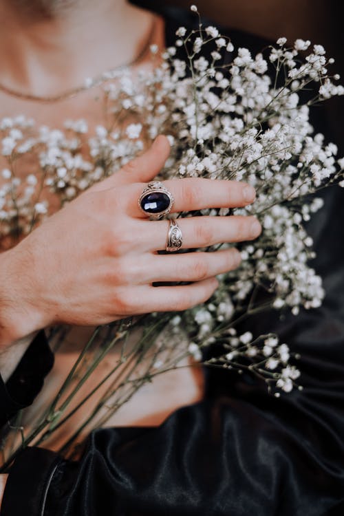 戴银戒指与黑色宝石的人 · 免费素材图片