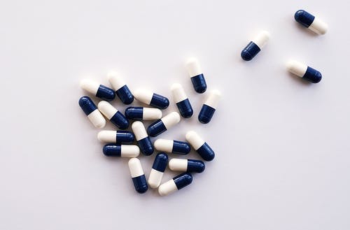 白色和蓝色药丸 · 免费素材图片