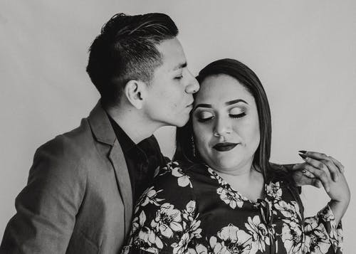 男人和女人的灰度摄影 · 免费素材图片