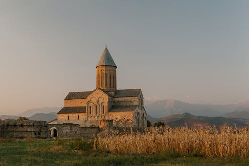 老石大教堂位于农村 · 免费素材图片