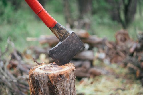 斧头在木原木上的照片 · 免费素材图片