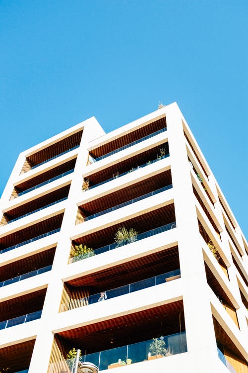 棕色和白色混凝土建筑的低角度摄影 · 免费素材图片