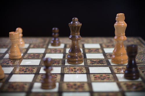 棕白色和红色国际象棋棋盘 · 免费素材图片