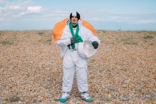 宇航员服装的男人 · 免费素材图片