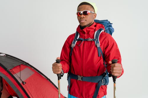 有关冬装, 墨镜, 滑雪杖的免费素材图片