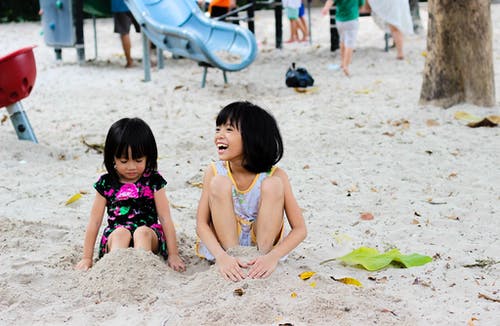 2个坐在海边的女孩 · 免费素材图片