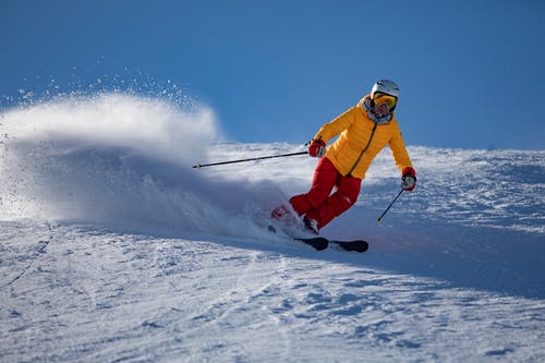 黄夹克和红色骑在雪地上滑雪的人 · 免费素材图片