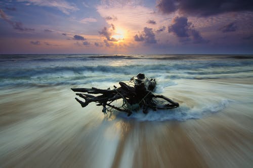 白天在海滩旁边的灰色金属片 · 免费素材图片