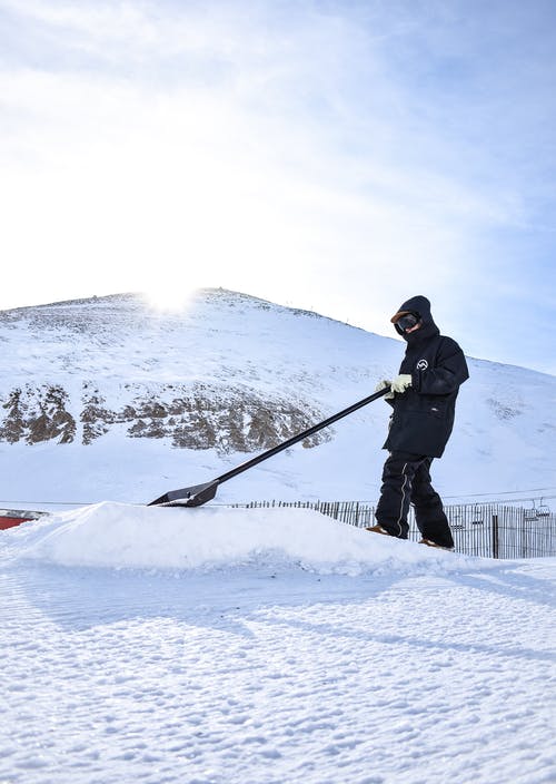 男子手持雪铲 · 免费素材图片