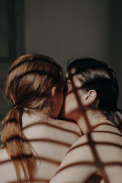 女人接吻的照片 · 免费素材图片