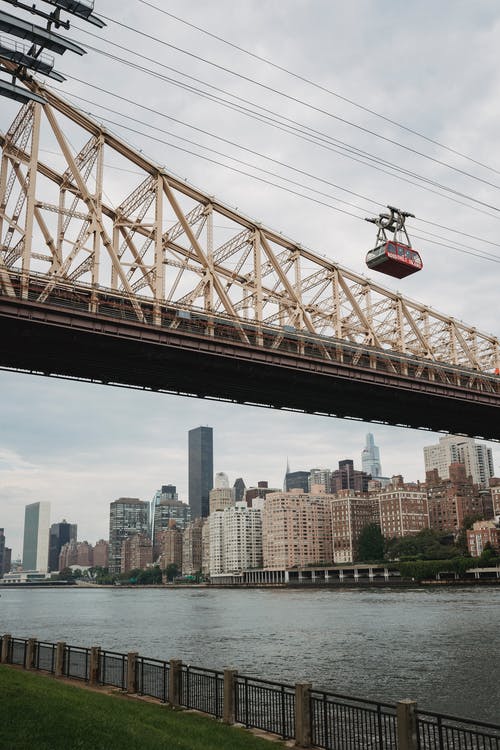 城市河道上方的桥梁 · 免费素材图片