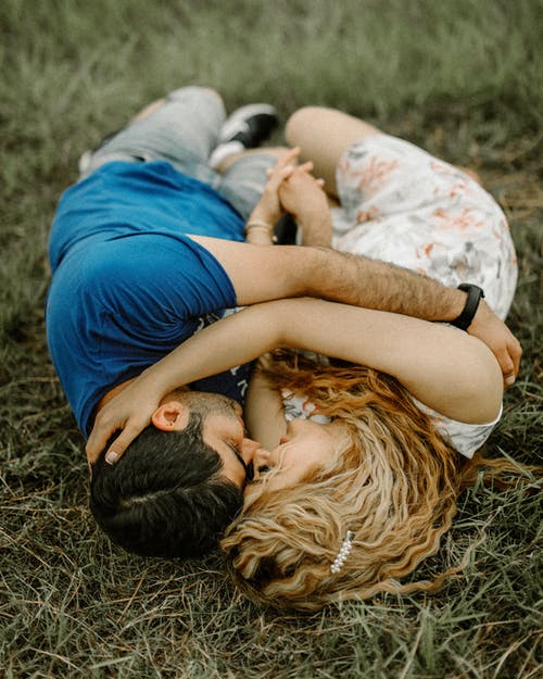 夫妇躺在草地上的照片 · 免费素材图片
