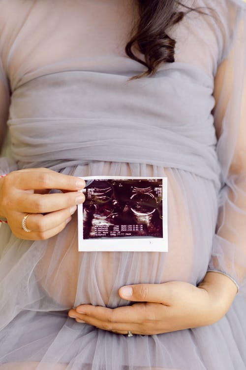 孕妇持黑白卡 · 免费素材图片