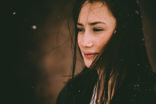 雪落女子肖像 · 免费素材图片