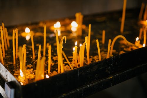 在教堂的圣地发光蜡烛 · 免费素材图片
