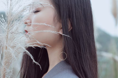 草前的女人 · 免费素材图片