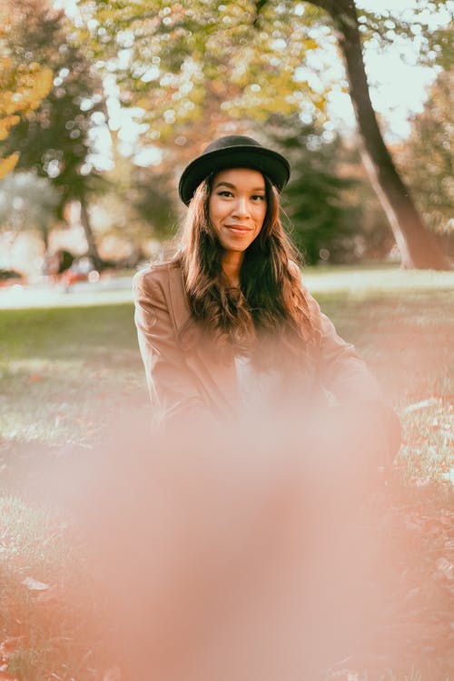 女人穿着棕色夹克和帽子 · 免费素材图片