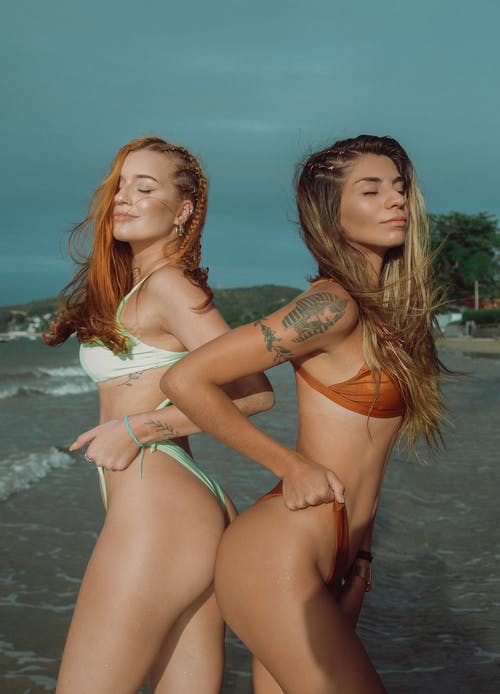 两个女人穿泳衣 · 免费素材图片