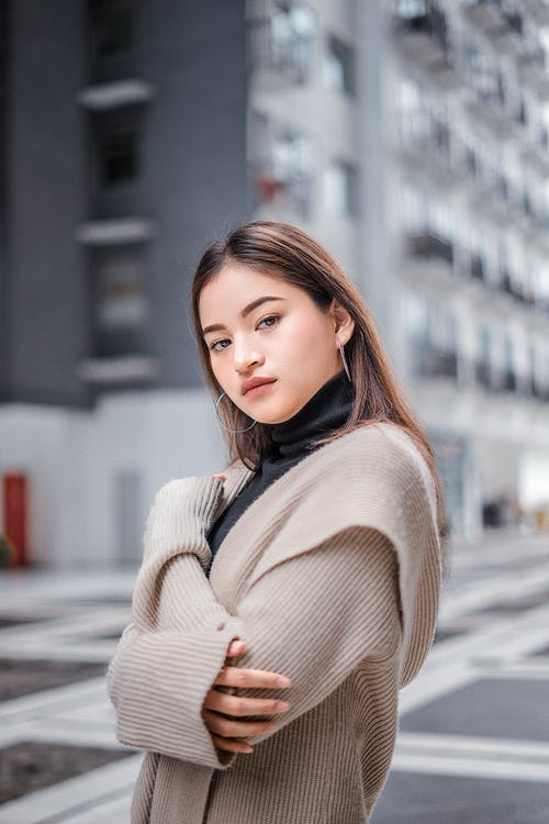 有关垂直拍摄, 女人, 摆姿势的免费素材图片