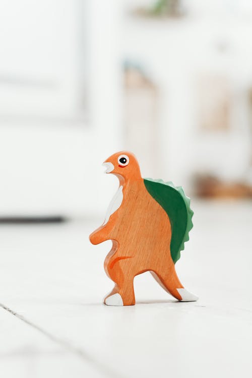 橙色和绿色的木制恐龙玩具 · 免费素材图片