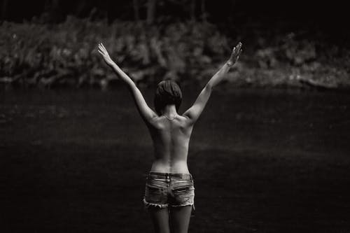 有关bw, 不露面, 举起手臂的免费素材图片