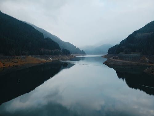 阴天下山间湖 · 免费素材图片