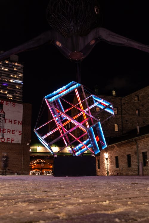 金属艺术与七彩灯 · 免费素材图片