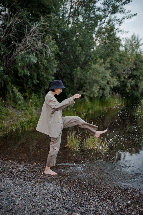 时尚女人在河滩上玩 · 免费素材图片