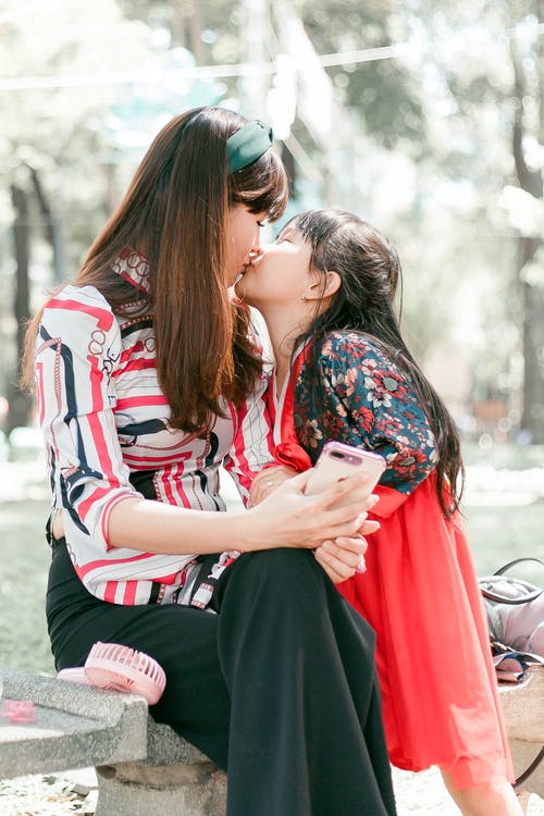 亲吻她的母亲的女孩 · 免费素材图片