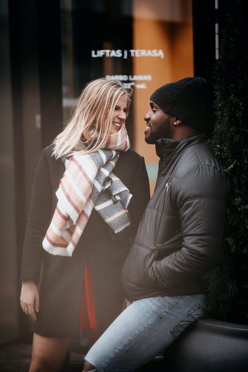 坐在男人面前微笑的女人 · 免费素材图片