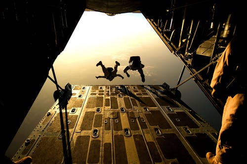 从飞机上起飞的降落伞 · 免费素材图片