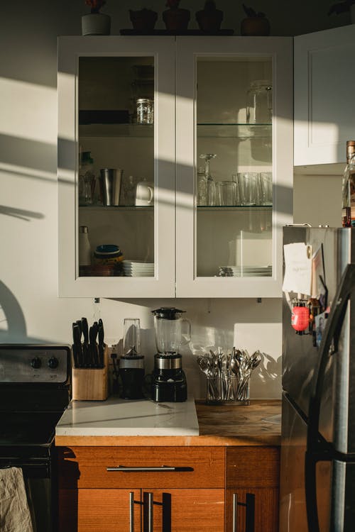 在明亮的日光下便捷的现代厨房 · 免费素材图片