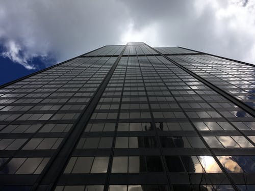 白天高层建筑的低角度摄影 · 免费素材图片