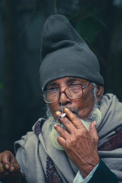 有关（顶部有小羊毛球的）羊毛帽子, 垂直拍摄, 抽烟的免费素材图片