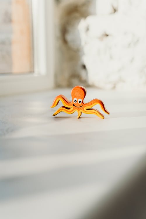 木制章鱼玩具的浅焦点照片 · 免费素材图片