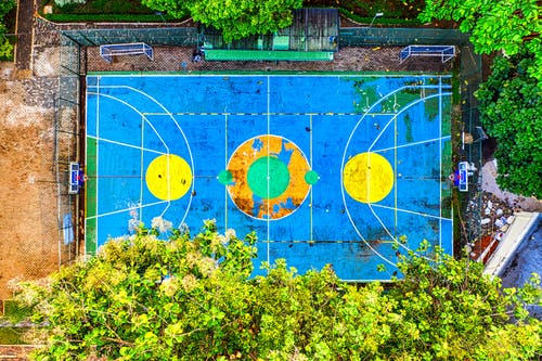 蓝色和黄色篮球场的航拍 · 免费素材图片