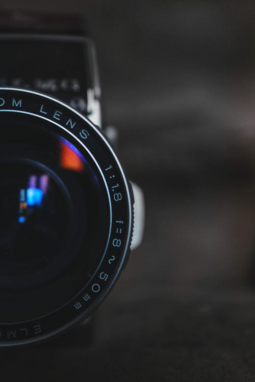 黑色相机镜头在选择性聚焦 · 免费素材图片